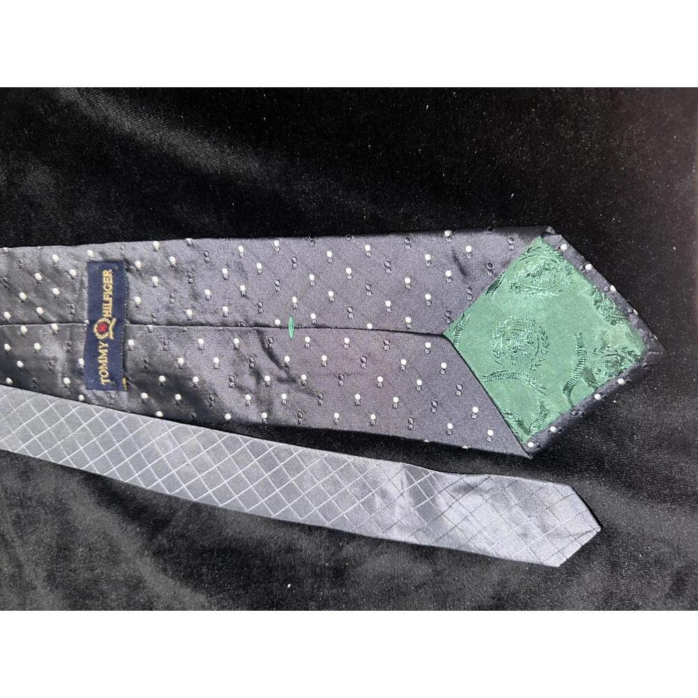Tommy Hilfiger Men's Silk Tie with Polka Dot Pattern